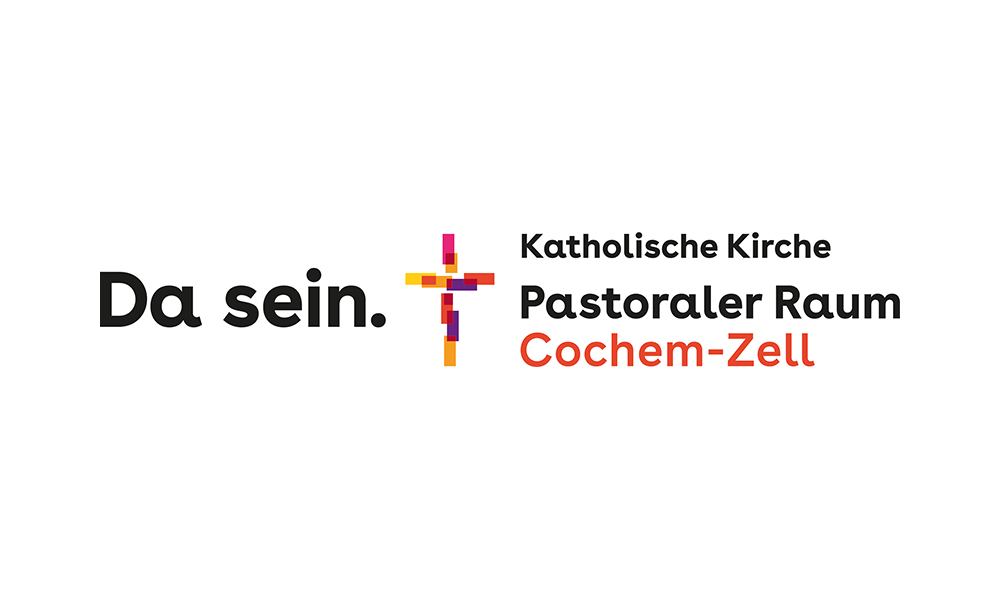 Man liest den Text: Da sein. Katholische Kirche. Pastoraler Raum Cochem-Zell. Zusätzlich ist ein Kreuz aus verschiedenfarbigen Rechtecken zu sehen