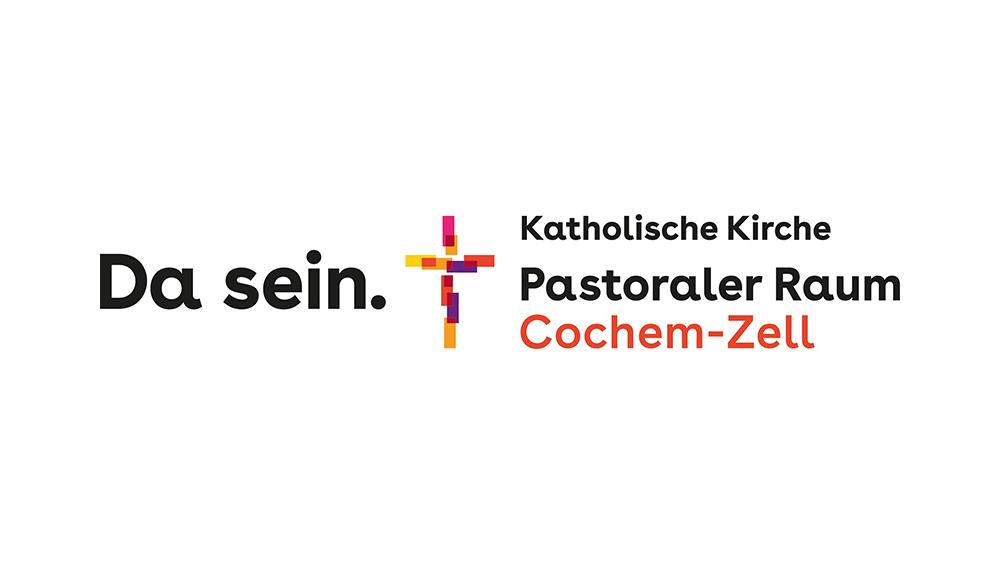 Man liest den Text: Da sein. Katholische Kirche. Pastoraler Raum Cochem-Zell. Zusätzlich ist ein Kreuz aus verschiedenfarbigen Rechtecken zu sehen